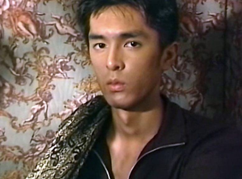 【ゲイ動画】アイドルを探せ Part.2！細身の美青年がアナルを見せつけオナニー！