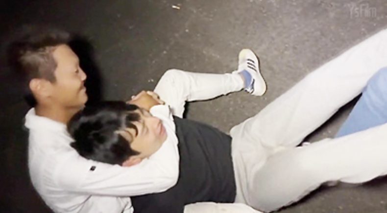 【ゲイ動画】ヤンキーパラダイス2 Part.1！ヤンキー3人組に羽交締めにされ電気あんまされる