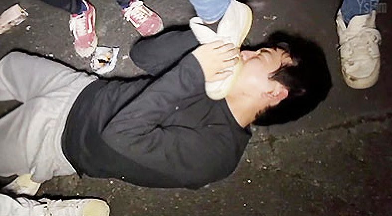【ゲイ動画】ヤンキーパラダイス2 Part.3！ヤンキー3人組から地面に顔を押さえつけられる